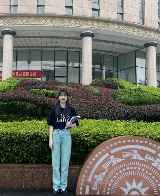 说明: C:\Users\Lenovo\Desktop\资助工作\2020-2021资助\真如奖学金\音舞公司真如奖学金获得者材料\褚慧琳生活照.png